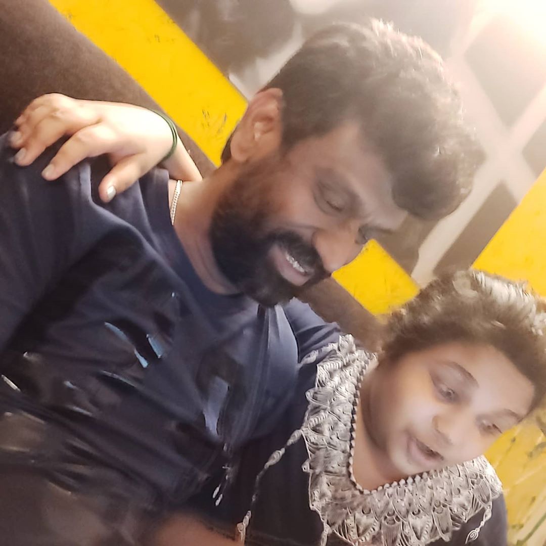 திருமணத்தைத் தொடர்ந்து பீட்டர் பாலின் முதல் மனைவி முறையாக விவாகரத்து பெறாமல் தனது கணவர் திருமணம் செய்திருப்பதாக காவல் நிலையத்தில் புகாரளித்தார். திருமணத்தைத் தொடர்ந்து பீட்டர் பாலின் முதல் மனைவி முறையாக விவாகரத்து பெறாமல் தனது கணவர் திருமணம் செய்திருப்பதாக காவல் நிலையத்தில் புகாரளித்தார்.