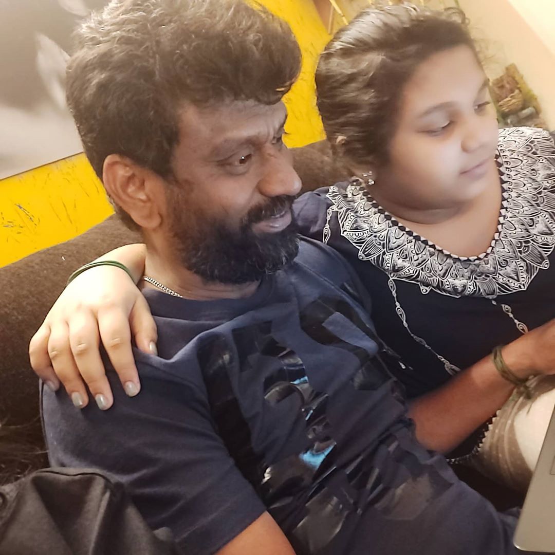 திருமணத்துக்கு பின்னர் மகள் ஜெய்னிதாவுடன் பாசமிகு அப்பாவாக பீட்டர் பால் இருப்பதை புகைப்படமாக பதிவிட்டிருக்கிறார் வனிதா விஜயகுமார். திருமணத்துக்கு பின்னர் மகள் ஜெய்னிதாவுடன் பாசமிகு அப்பாவாக பீட்டர் பால் இருப்பதை புகைப்படமாக பதிவிட்டிருக்கிறார் வனிதா விஜயகுமார்.