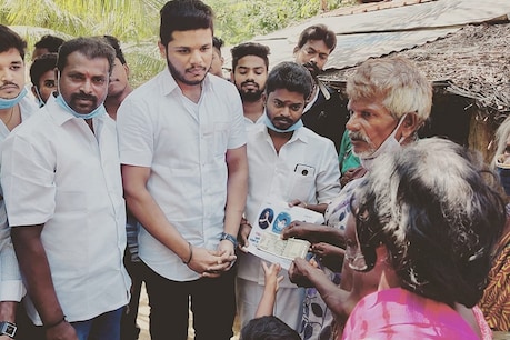 அறந்தாங்கி சிறுமி குடும்பத்துக்கு விஜய் ரசிகர்கள் நிதியுதவி அறந்தாங்கி சிறுமி குடும்பத்துக்கு விஜய் ரசிகர்கள் நிதியுதவி