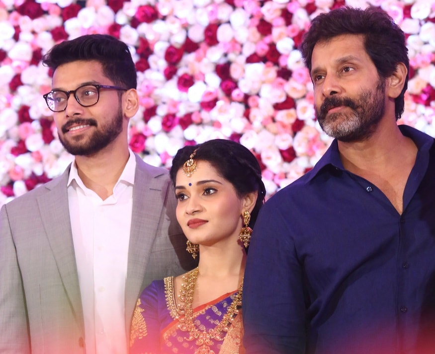 நடிகர் விக்ரமின் மகள் அக்ஷிதாவுக்கும் மறைந்த திமுக தலைவர் கருணாநிதியின் மகன் மு.க.முத்து மகள் வழி பேரனான மனுரஞ்சித் என்பவருக்கும் கடந்த 2017-ம் ஆண்டு திருமணம் நடைபெற்றது. அப்போது உடல்நலக்குறைவால் வீட்டில் ஓய்வெடுத்து வந்த திமுக தலைவர் மற்றும் முன்னாள் முதல்வர் கருணாநிதி தலைமையில் நடைபெற்றது. நடிகர் விக்ரமின் மகள் அக்ஷிதாவுக்கும் மறைந்த திமுக தலைவர் கருணாநிதியின் மகன் மு.க.முத்து மகள் வழி பேரனான மனுரஞ்சித் என்பவருக்கும் கடந்த 2017-ம் ஆண்டு திருமணம் நடைபெற்றது. அப்போது உடல்நலக்குறைவால் வீட்டில் ஓய்வெடுத்து வந்த திமுக தலைவர் மற்றும் முன்னாள் முதல்வர் கருணாநிதி தலைமையில் நடைபெற்றது.