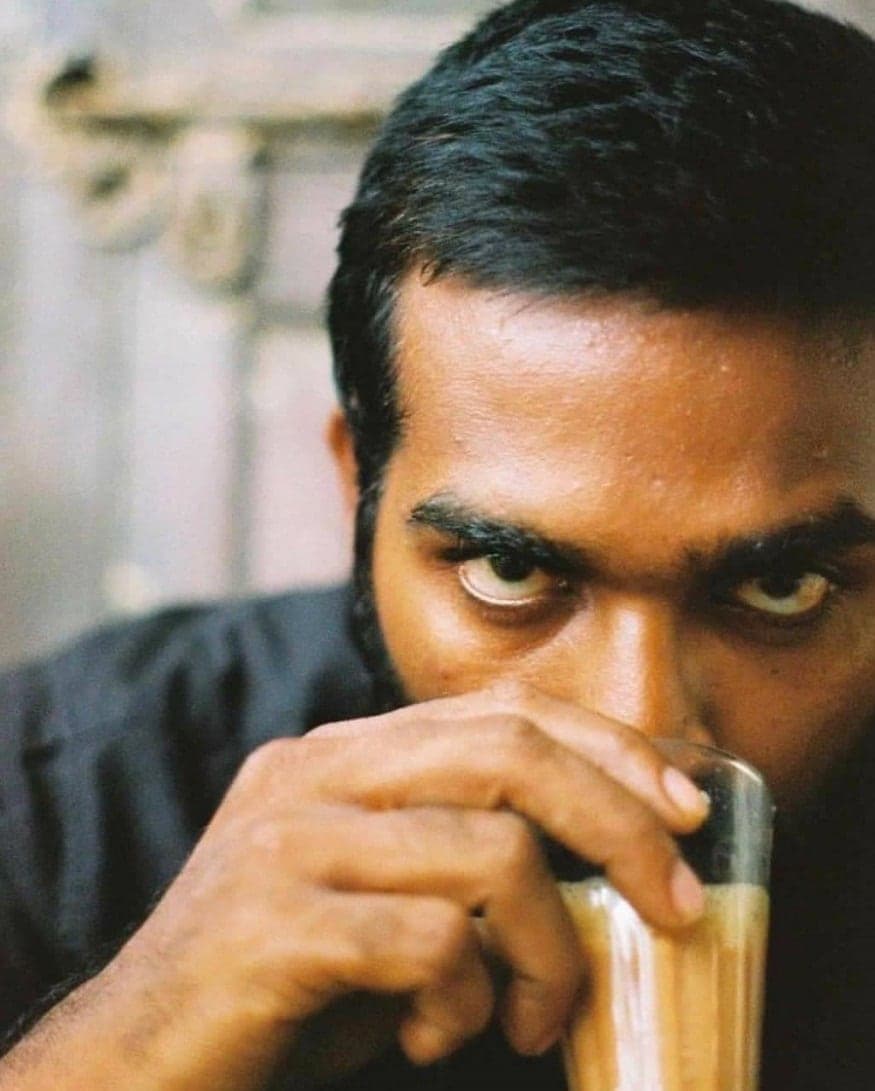மணிகண்டன் இயக்கும் படத்துக்கான போட்டோஷூட் செம்படம்பர் மாதம் நடைபெற்றது. அப்போது முடி ஓரளவுக்கு வளர்ந்திருந்தது. சமீபத்தில் இந்த புகைப்படங்களை அவர் எனக்கு அனுப்பியிருந்தார். அதை நானும் சில நண்பர்களுக்கு அனுப்பினேன். அதில் ஒருவர் புகைப்படத்தை முகப்பு படமாக வைக்க, சமூகவலைதளங்களில் பரவிவிட்டது” என்று கூறியுள்ளார் விஜய் சேதுபதி மணிகண்டன் இயக்கும் படத்துக்கான போட்டோஷூட் செம்படம்பர் மாதம் நடைபெற்றது. அப்போது முடி ஓரளவுக்கு வளர்ந்திருந்தது. சமீபத்தில் இந்த புகைப்படங்களை அவர் எனக்கு அனுப்பியிருந்தார். அதை நானும் சில நண்பர்களுக்கு அனுப்பினேன். அதில் ஒருவர் புகைப்படத்தை முகப்பு படமாக வைக்க, சமூகவலைதளங்களில் பரவிவிட்டது” என்று கூறியுள்ளார் விஜய் சேதுபதி