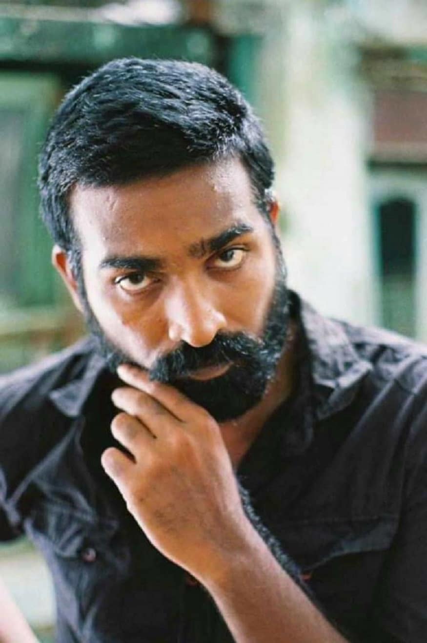 இந்த புகைப்படங்கள் குறித்து விளக்கமளித்திருக்கும் விஜய் சேதுபதி, “தென்மேற்கு பருவக்காற்று கிளைமேக்ஸ் காட்சிக்காக மொட்டை அடித்தேன். அதன் படப்பிடிப்பு ஜூலை மாதம் முடிவடைந்தது. அந்தப் படத்துக்கு பிறகு மணிகண்டன் இயக்கும் படத்தில் நான் நடிப்பதாக இருந்தது. இந்த புகைப்படங்கள் குறித்து விளக்கமளித்திருக்கும் விஜய் சேதுபதி, “தென்மேற்கு பருவக்காற்று கிளைமேக்ஸ் காட்சிக்காக மொட்டை அடித்தேன். அதன் படப்பிடிப்பு ஜூலை மாதம் முடிவடைந்தது. அந்தப் படத்துக்கு பிறகு மணிகண்டன் இயக்கும் படத்தில் நான் நடிப்பதாக இருந்தது.
