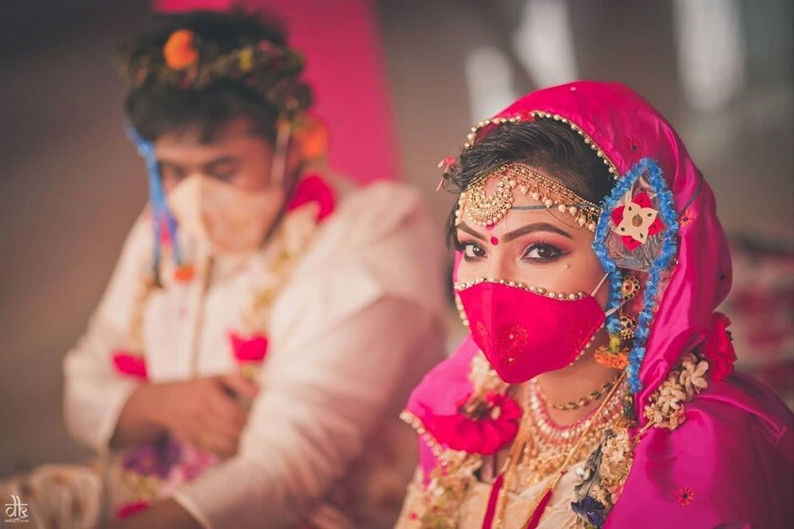 திருமணத்தில் மணமக்கள் உட்பட முகக்கவசம் அணிவது கட்டாயம் என்பதால் மணமக்கள் அதைக்கூட இப்படி ஃபேஷனபலாக மாற்றிவிட்டனர். ஒருவகையில் இந்த மாற்றம் கூட பாசிடிவான பயணத்திற்கான நல்ல முயற்சியாக பார்க்கப்படுகிறது. திருமணத்தில் மணமக்கள் உட்பட முகக்கவசம் அணிவது கட்டாயம் என்பதால் மணமக்கள் அதைக்கூட இப்படி ஃபேஷனபலாக மாற்றிவிட்டனர். ஒருவகையில் இந்த மாற்றம் கூட பாசிடிவான பயணத்திற்கான நல்ல முயற்சியாக பார்க்கப்படுகிறது.
