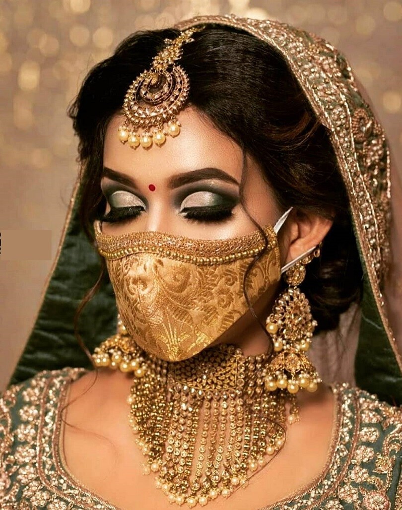 ஆனால் சீரியஸான விஷயத்தைக் கூட பாசிடிவாக மாற்றி மனம் மகிழும் போக்குதான் நம் மக்களிடம் உண்டு. அது இந்த முகக்கவசம் விஷயத்திலும் மாற்றமில்லை. ஆடைக்கு மேட்சாக முகக்கவசங்கள் விற்பனையாகும் நிலையில் தற்போது திருமண ஆடைகளுக்கு ஏற்ப முகக்கவசம் அணிந்து அசத்தும் ஃபேஷன் டிரெண்டாகி வருகிறது. ஆனால் சீரியஸான விஷயத்தைக் கூட பாசிடிவாக மாற்றி மனம் மகிழும் போக்குதான் நம் மக்களிடம் உண்டு. அது இந்த முகக்கவசம் விஷயத்திலும் மாற்றமில்லை. ஆடைக்கு மேட்சாக முகக்கவசங்கள் விற்பனையாகும் நிலையில் தற்போது திருமண ஆடைகளுக்கு ஏற்ப முகக்கவசம் அணிந்து அசத்தும் ஃபேஷன் டிரெண்டாகி வருகிறது.