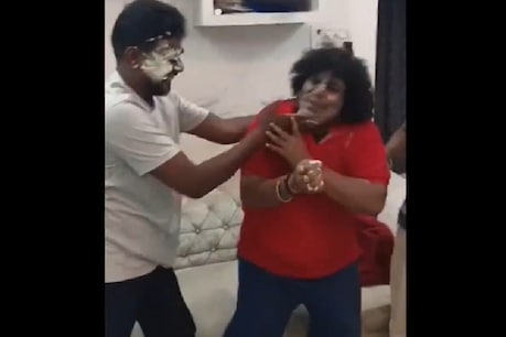 வீட்டில் ஜாலியாக பிறந்தநாள் கொண்டாடிய யோகி பாபு - வீடியோ வீட்டில் ஜாலியாக பிறந்தநாள் கொண்டாடிய யோகி பாபு - வீடியோ