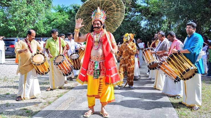  மலையாள மக்கள் தங்களது வீடுகளில் அத்தப்பூ கோலமிட்டு, வாழை மரங்களால் அலங்கரித்துள்ளனர்.