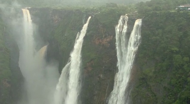  பெரும் இரைச்சலுடனும் தண்ணீர் விழும் நீர்வீழ்ச்சிக்கு ‘ரோரா‘ என்றும், தண்ணீர் வேகமாக சீறிப்பாய்ந்து விழும் நீர் வீழ்ச்சிக்கு ‘ராக்கெட்‘ எனவும் பெயரிடப்பட்டு உள்ளது.