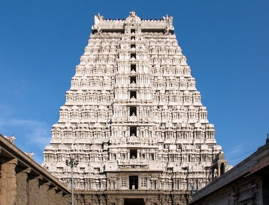 அண்ணாமலையர் கோயில், திருவண்ணாமலை : அண்ணாமலையர் கோயில் 1,01,171 சதுர மீட்டர் பரப்பளவில் அமைந்துள்ளது. இந்த கோயில் சிவபெருமானுக்கு அர்ப்பணிக்கப்பட்டுள்ளது. அண்ணாமலையார் கோவில் இந்தியாவின் மிகப்பெரிய இந்து கோவில்களில் ஒன்றாகும். அண்ணாமலையர் கோயில், திருவண்ணாமலை : அண்ணாமலையர் கோயில் 1,01,171 சதுர மீட்டர் பரப்பளவில் அமைந்துள்ளது. இந்த கோயில் சிவபெருமானுக்கு அர்ப்பணிக்கப்பட்டுள்ளது. அண்ணாமலையார் கோவில் இந்தியாவின் மிகப்பெரிய இந்து கோவில்களில் ஒன்றாகும்.