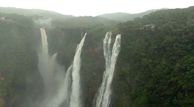 மழைக்காலங்களில் இதில் உருவாகும் வானவில் பார்க்க அற்புதமாக இருக்கும். ஆகஸ்டு மற்றும் டிசம்பர் மாதங்கள் இதற்கான சீசன் நேரம். மழைக்காலங்களில் இதில் உருவாகும் வானவில் பார்க்க அற்புதமாக இருக்கும். ஆகஸ்டு மற்றும் டிசம்பர் மாதங்கள் இதற்கான சீசன் நேரம்.