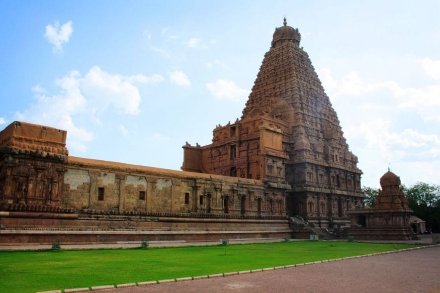 பிரகதீஸ்வரர் கோவில், தஞ்சை : 1000 ஆண்டு பழமையான தஞ்சை பெரியக்கோவில் 11-ம் நூற்றாண்டில் கட்டப்பட்டது. சிவபெருமானுக்கு கட்டப்பட்ட மிகப்பெரிய இந்து கோவில். கிரானைட் கல்லினால் கட்டப்பட்ட இந்த கோவில் யுனெஸ்கோவால் உலக பாரம்பாரியமாக அறிவிக்கப்பட்டுள்ளது. பிரகதீஸ்வரர் கோவில், தஞ்சை : 1000 ஆண்டு பழமையான தஞ்சை பெரியக்கோவில் 11-ம் நூற்றாண்டில் கட்டப்பட்டது. சிவபெருமானுக்கு கட்டப்பட்ட மிகப்பெரிய இந்து கோவில். கிரானைட் கல்லினால் கட்டப்பட்ட இந்த கோவில் யுனெஸ்கோவால் உலக பாரம்பாரியமாக அறிவிக்கப்பட்டுள்ளது.