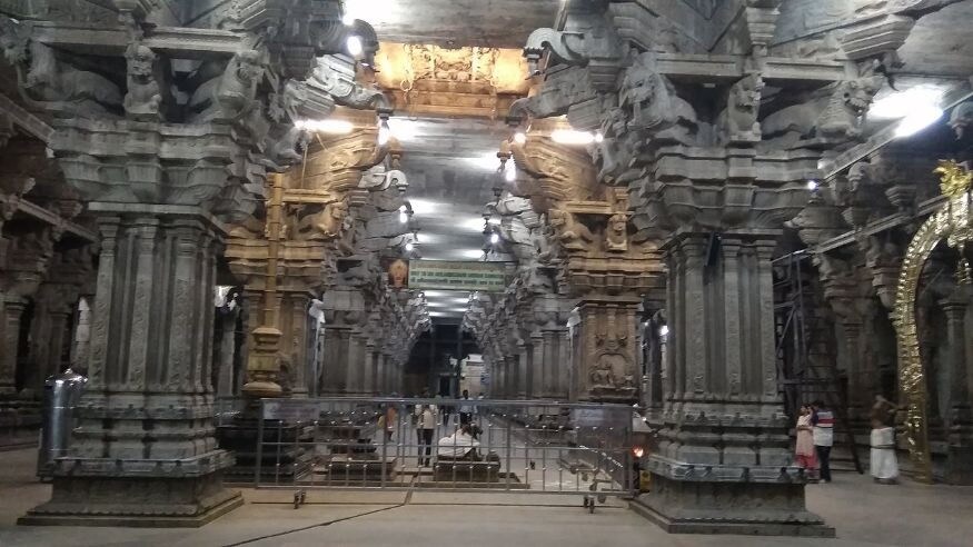 ஜம்புகேஷ்வர் கோவில், திருச்சி : திருச்சி திருவானைக்காவல் கோவில் மிகவும் பழமை வாய்ந்த சிவன் கோவில். ஆறாம் நூற்றாண்டில் இந்த திருத்தலம் கட்டப்பட்டுள்ளது. ஜம்புகேஷ்வர் கோவில், திருச்சி : திருச்சி திருவானைக்காவல் கோவில் மிகவும் பழமை வாய்ந்த சிவன் கோவில். ஆறாம் நூற்றாண்டில் இந்த திருத்தலம் கட்டப்பட்டுள்ளது.