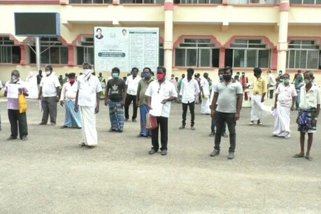 மூடப்பட்ட மதுக்கடையைத் திறக்க வேண்டும் - ஆட்சியரிடம் மனு அளித்த கிராமவாசிகள் மூடப்பட்ட மதுக்கடையைத் திறக்க வேண்டும் - ஆட்சியரிடம் மனு அளித்த கிராமவாசிகள்