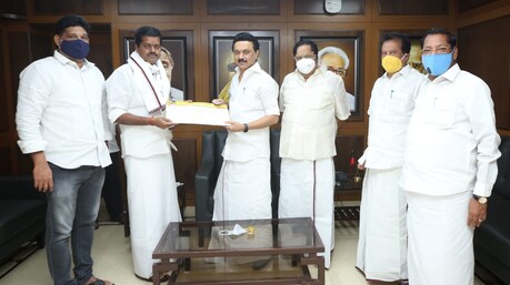 அதிமுக முன்னாள் எம்.பி லட்சுமணன் திமுகவில் இணைந்தார் - செய்தியாளர் சந்திப்பில் நடந்த சுவாரஸ்யம் அதிமுக முன்னாள் எம்.பி லட்சுமணன் திமுகவில் இணைந்தார் - செய்தியாளர் சந்திப்பில் நடந்த சுவாரஸ்யம்