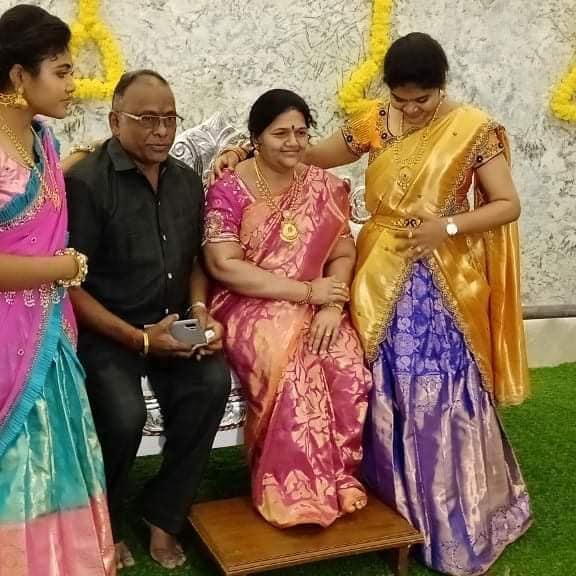 குடும்பத்தில் நல்லது கெட்டது என எல்லாவற்றிலும் பங்கேற்றிருந்த மனைவி, இப்போது இல்லை என்பதை ஏற்றுக்கொள்ள முடியவில்லை. அதனாலே, இந்த நிகழ்ச்சியில் அவளும் இருக்க வேண்டும் என்பதால் மெழுகு சிலை வடிவமைக்கும் முடிவுக்கு வந்தேன் என்று தெரிவித்துள்ளார். குடும்பத்தில் நல்லது கெட்டது என எல்லாவற்றிலும் பங்கேற்றிருந்த மனைவி, இப்போது இல்லை என்பதை ஏற்றுக்கொள்ள முடியவில்லை. அதனாலே, இந்த நிகழ்ச்சியில் அவளும் இருக்க வேண்டும் என்பதால் மெழுகு சிலை வடிவமைக்கும் முடிவுக்கு வந்தேன் என்று தெரிவித்துள்ளார்.
