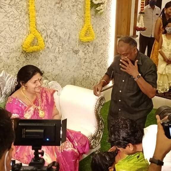 ஸ்ரீநிவாஸ் குப்தாவின் மனைவி சத்யாமணி சில ஆண்டுகளுக்கு முன் நடந்த விபத்தில் காலமானதாக கூறப்படுகிறது. தற்போது புதிதாக கட்டப்பட்டுள்ள வீட்டின் புதுமனை புகுவிழா நிகழ்ச்சியில் அவரும் பங்கேற்க வேண்டும் என்ற விருப்பத்தில் மெழுகு சிலையை உருவாக்கியுள்ளார் ஸ்ரீநிவாஸ் குப்தாவின் மனைவி சத்யாமணி சில ஆண்டுகளுக்கு முன் நடந்த விபத்தில் காலமானதாக கூறப்படுகிறது. தற்போது புதிதாக கட்டப்பட்டுள்ள வீட்டின் புதுமனை புகுவிழா நிகழ்ச்சியில் அவரும் பங்கேற்க வேண்டும் என்ற விருப்பத்தில் மெழுகு சிலையை உருவாக்கியுள்ளார்