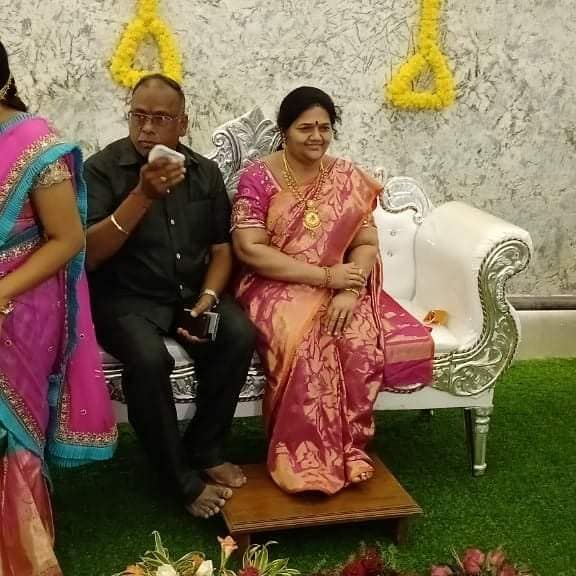 ஸ்ரீநிவாஸ் குப்தாவின் மகள்கள் மற்றும் உறவினர்கள் சத்யாமணியே நேரில் வந்ததுபோல இருப்பதாக உணர்ச்சி பொங்க கூறியுள்ளனர். ஸ்ரீநிவாஸ் குப்தாவின் மகள்கள் மற்றும் உறவினர்கள் சத்யாமணியே நேரில் வந்ததுபோல இருப்பதாக உணர்ச்சி பொங்க கூறியுள்ளனர்.