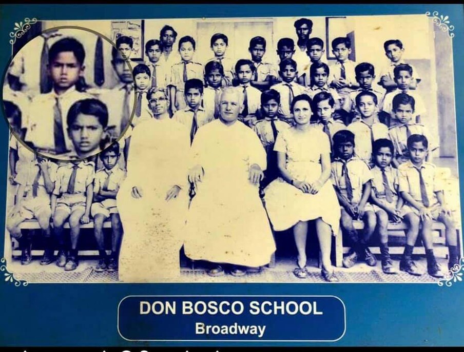  அமைச்சர் ஜெயக்குமார் பள்ளியில் படிக்கும் போது தனது சக மாணவர்களுடன் எடுத்த குழு புகைப்படம்