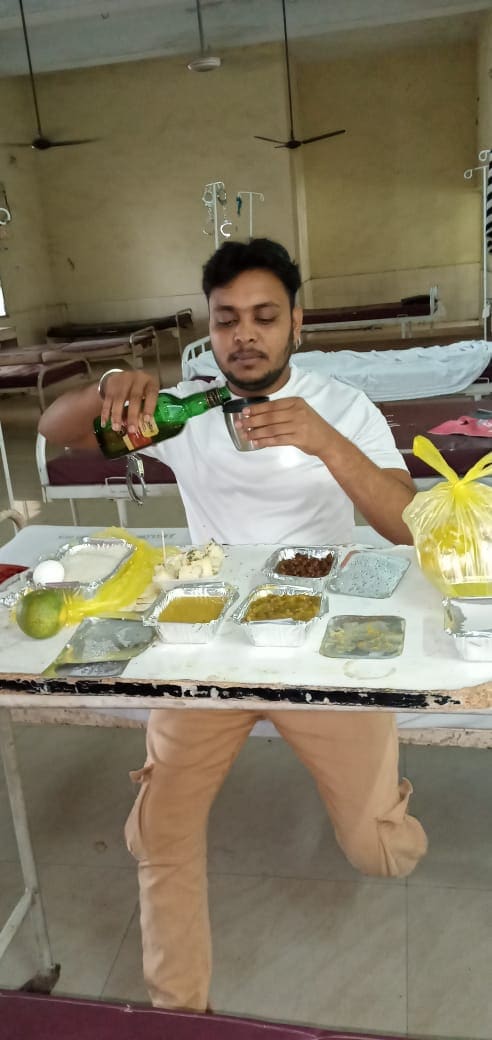 ஜார்க்கண்ட் மாநிலம் தன்பாத்தில் பொதுமக்களை மிரட்டி பணம் பறித்தல் வழக்கில் சாந்து குப்தா என்பவர் கைது செய்யப்பட்டார். ஜார்க்கண்ட் மாநிலம் தன்பாத்தில் பொதுமக்களை மிரட்டி பணம் பறித்தல் வழக்கில் சாந்து குப்தா என்பவர் கைது செய்யப்பட்டார்.