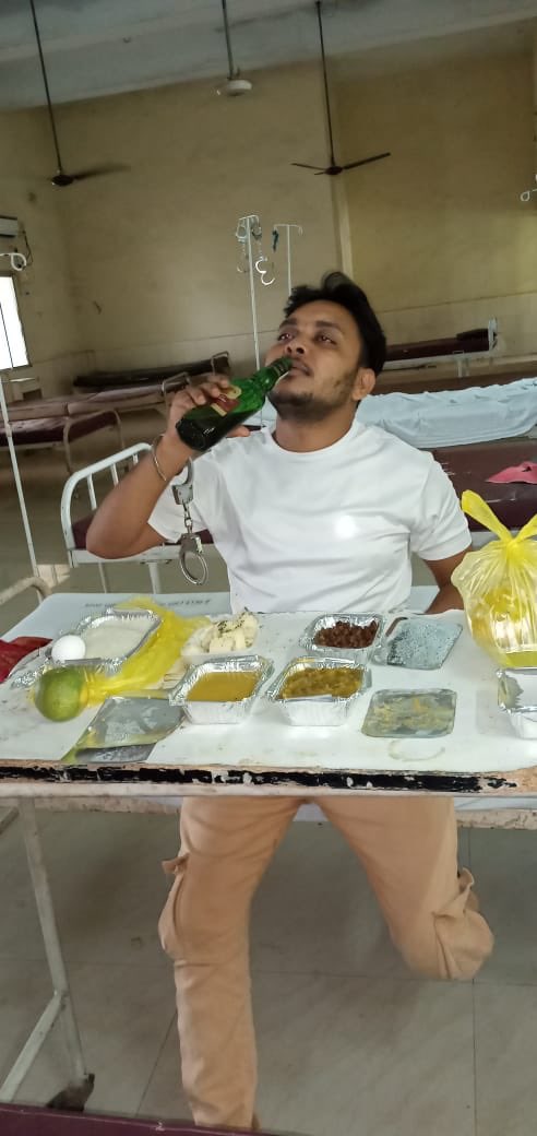 இந்நிலையில் பலரும் இது குறித்து குற்றவாளிக்கு இவ்விதம் சகல வசதியுடன் அதுவும் கொரோனா வார்டில் மது கொடுத்தது யார் என்பன போன்ற கேள்விகள் எழுந்தன இந்நிலையில் பலரும் இது குறித்து குற்றவாளிக்கு இவ்விதம் சகல வசதியுடன் அதுவும் கொரோனா வார்டில் மது கொடுத்தது யார் என்பன போன்ற கேள்விகள் எழுந்தன