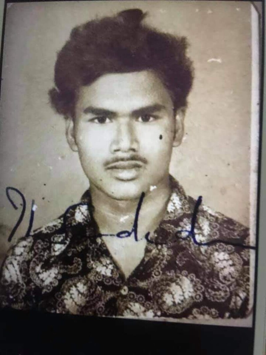  கல்லூரியில் படிக்கும் போது அமைச்சர் ஜெயக்குமார் எடுத்துக்கொண்ட புகைப்படம்.