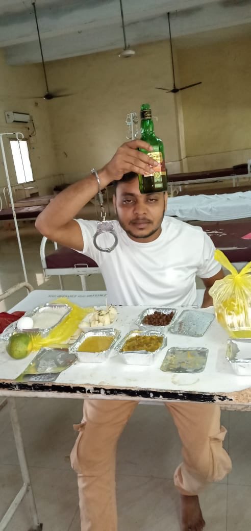 சில நாட்களுக்கு முன்னர் சாந்து குப்தா கைவிலங்குடன் கொரோனா வார்டுக்குள் மது ஊற்றி குடிப்பது போன்றும், வகையான உணவுகளுடன் கைவிலங்கை காட்டியபடி எடுத்துக்கொண்ட புகைப்படம் இணையத்தில் வைரலானது. சில நாட்களுக்கு முன்னர் சாந்து குப்தா கைவிலங்குடன் கொரோனா வார்டுக்குள் மது ஊற்றி குடிப்பது போன்றும், வகையான உணவுகளுடன் கைவிலங்கை காட்டியபடி எடுத்துக்கொண்ட புகைப்படம் இணையத்தில் வைரலானது.