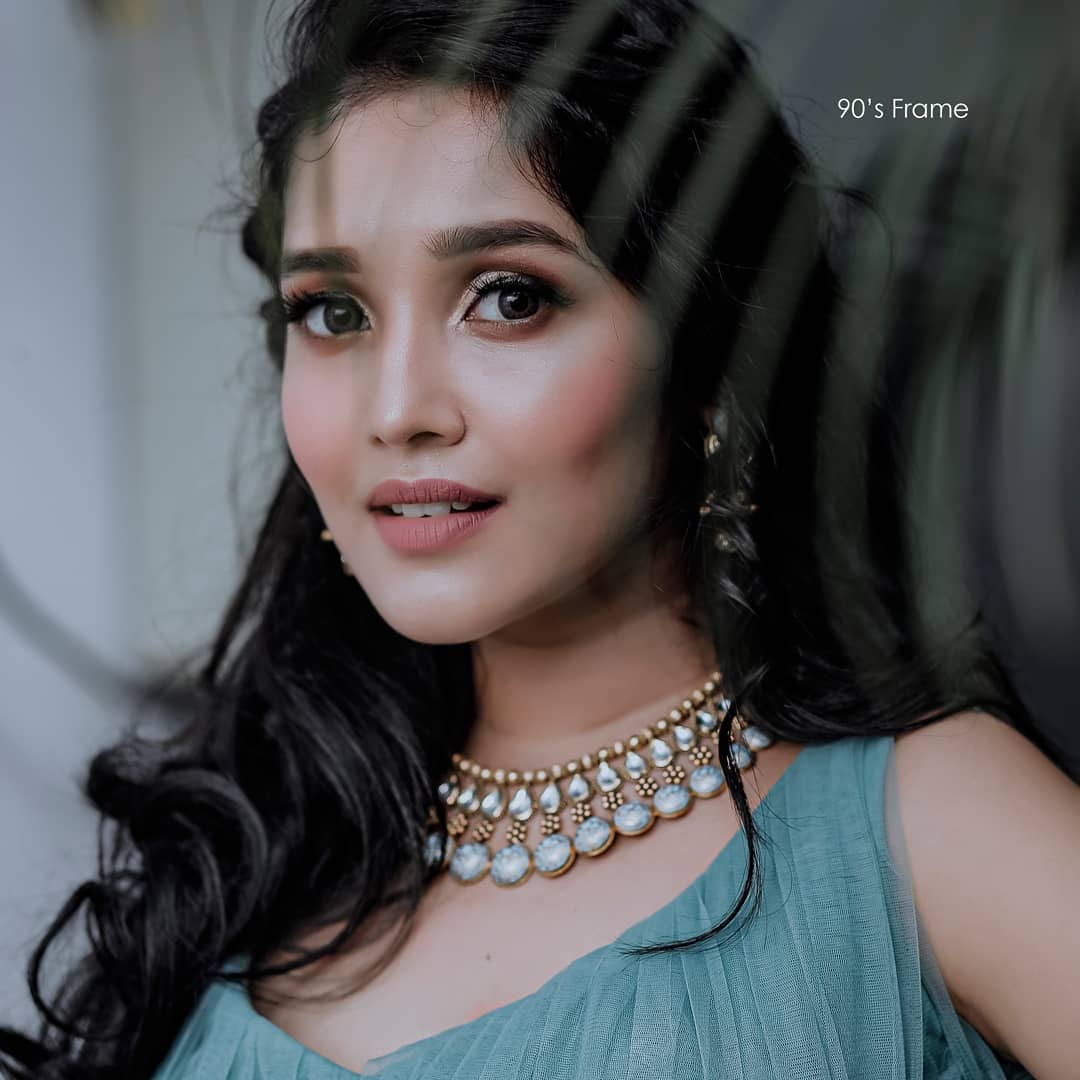 அந்த படத்தில் அஜித்திற்கு மகளாக நடித்திருப்பார். இருவருக்கும் இடையே தந்தை - மகள் உறவு சரியாக பொருந்தியது. அந்த படத்தில் அஜித்திற்கு மகளாக நடித்திருப்பார். இருவருக்கும் இடையே தந்தை - மகள் உறவு சரியாக பொருந்தியது.
