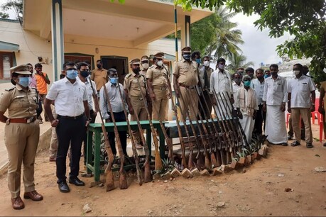 கள்ள நாட்டுத் துப்பாக்கிகளை வைத்திருந்தோர் தாமாக முன்வந்து வனத்துறையிடம் ஒப்படைப்பு கள்ள நாட்டுத் துப்பாக்கிகளை வைத்திருந்தோர் தாமாக முன்வந்து வனத்துறையிடம் ஒப்படைப்பு