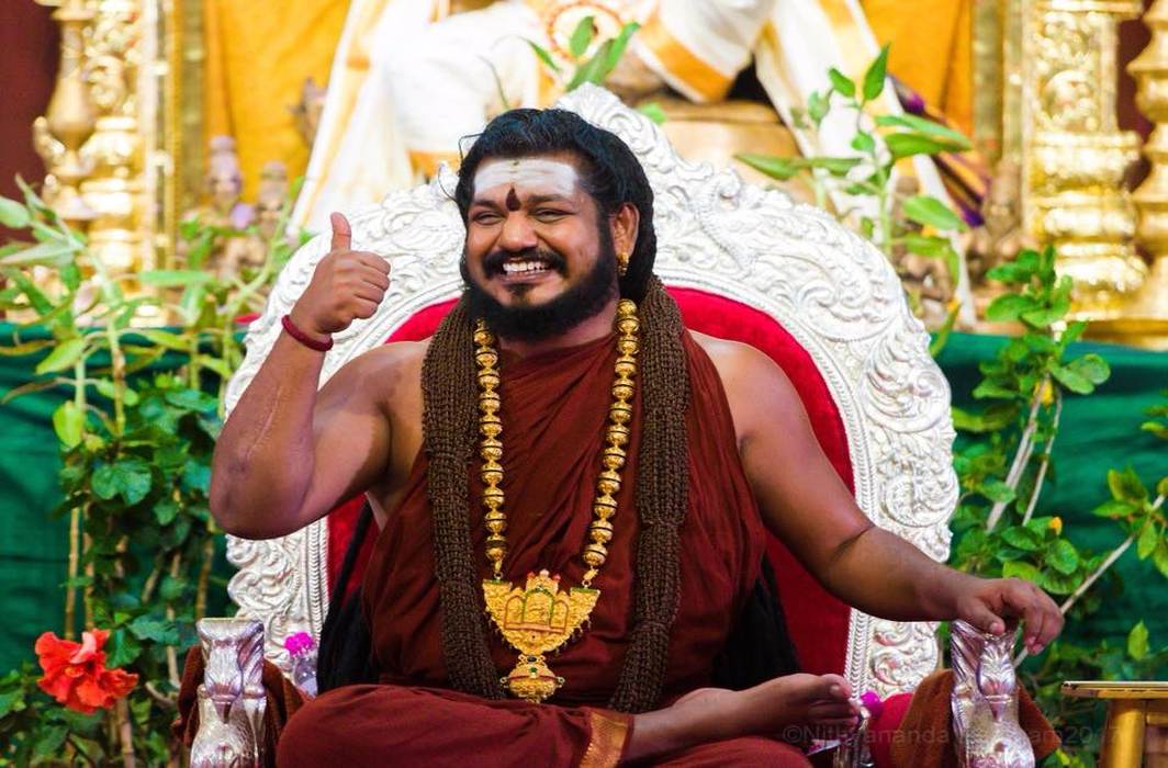 மீரா மிதுன் கிளம்பினால் தமிழ்நாடு சொர்க்கமாகும், கைலாசா நரகமாகும் என்றும் விமர்சனம் செய்து வருகின்றனர். மீரா மிதுன் கிளம்பினால் தமிழ்நாடு சொர்க்கமாகும், கைலாசா நரகமாகும் என்றும் விமர்சனம் செய்து வருகின்றனர்.