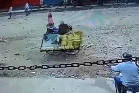 மக்கா சோளம் விற்கும் வியாபாரியின் தள்ளுவண்டியை கவிழ்த்த போலீஸ்... இணையத்தில் குவிந்த கண்டனங்கள் மக்கா சோளம் விற்கும் வியாபாரியின் தள்ளுவண்டியை கவிழ்த்த போலீஸ்... இணையத்தில் குவிந்த கண்டனங்கள்