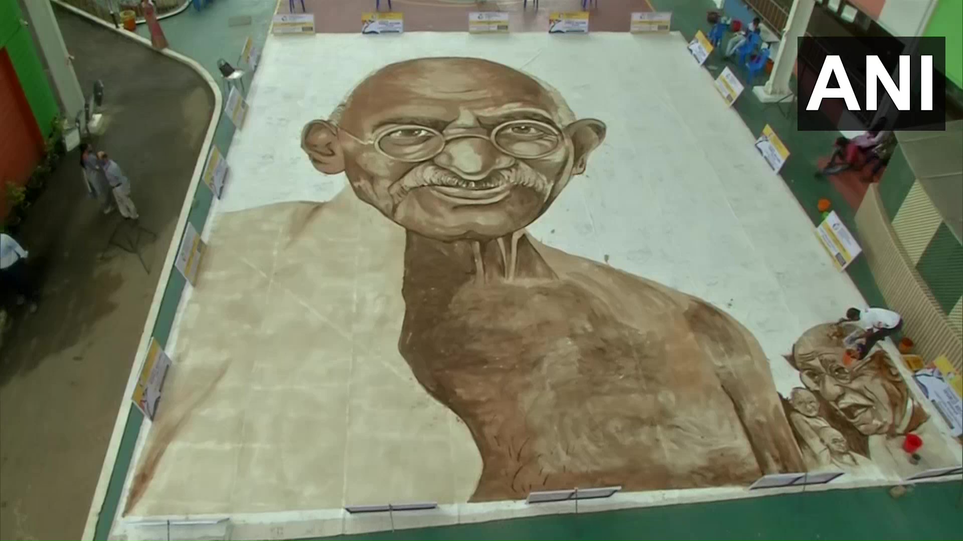  இதற்கு முன்பு கிரீஸ் நாட்டைச் சேர்ந்த ஓவியர் காஃபி தூள் கரைசலின் மூலம் ஆயிரத்து 704 சதுர அடியில் அந்நாட்டு வரைப்படத்தை வரைந்ததே உலக சாதனையாக இருந்தது குறிப்பிடத்தக்கது.