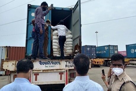 சென்னையிலிருந்து ஹைதராபாத்துக்கு எடுத்துச் செல்லப்பட்ட 181 மெட்ரிக் டன் அம்மோனியம் நைட்ரேட் சென்னையிலிருந்து ஹைதராபாத்துக்கு எடுத்துச் செல்லப்பட்ட 181 மெட்ரிக் டன் அம்மோனியம் நைட்ரேட்