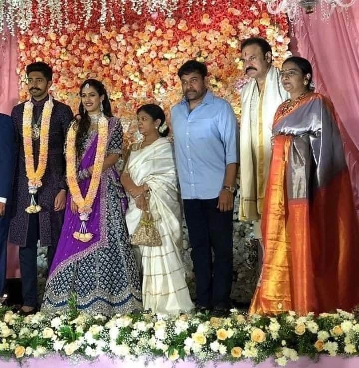 நடிகை நிஹாரிகா கொனிடேலா - சைதன்யா ஜொன்னலகட்டா திருமண நிச்சயதார்த்த நிகழ்வில் நடிகர் சிரஞ்சீவி குடும்பத்தினருடன் கலந்து கொண்டார். நடிகை நிஹாரிகா கொனிடேலா - சைதன்யா ஜொன்னலகட்டா திருமண நிச்சயதார்த்த நிகழ்வில் நடிகர் சிரஞ்சீவி குடும்பத்தினருடன் கலந்து கொண்டார்.