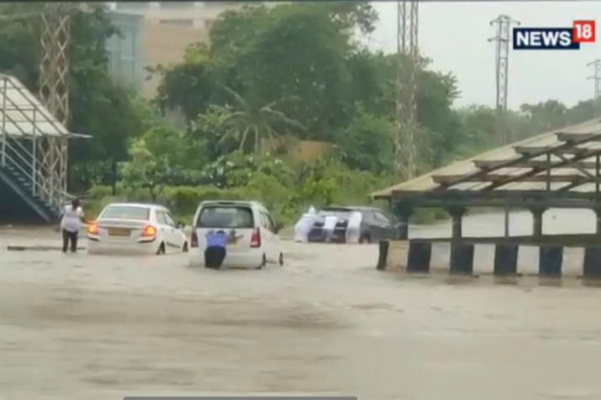  குறிப்பாக, ITO , கஷ்மீரி கேட், டெல்லி - அரியானா எல்லை, குருகிராம் சாலைகள் தண்ணீரில் மிதக்கின்றன.