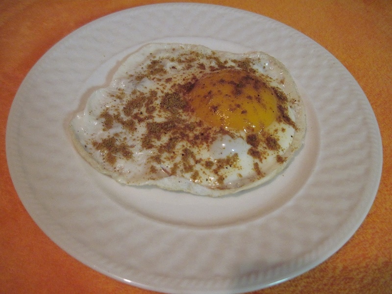 1. முட்டை (Eggs):- உடல் எடையைக் குறைக்கும்போது முட்டையின் மஞ்சள் கருவை (egg yolks) சாப்பிடுவதை பெரும்பாலான மக்கள் தவிர்க்கிறார்கள், ஏனெனில் அவைகளில் கொழுப்புகள் அதிகம் என்று கருதப்படுகிறது. முட்டையின் வெள்ளை கருவில் (egg whites) புரதம் இருந்தாலும், முட்டையின் மஞ்சள் கருவில் ஆரோக்கியமான கொழுப்புகள் நிறைந்துள்ளன, அவை அடிப்படையில் ஒருமுகப்படுத்தப்படுகின்றன. எனவே, எடை குறைக்கும் உங்கள் திட்டத்திற்கு முழு முட்டை (Egg) மிகவும் அவசியம். 1. முட்டை (Eggs):- உடல் எடையைக் குறைக்கும்போது முட்டையின் மஞ்சள் கருவை (egg yolks) சாப்பிடுவதை பெரும்பாலான மக்கள் தவிர்க்கிறார்கள், ஏனெனில் அவைகளில் கொழுப்புகள் அதிகம் என்று கருதப்படுகிறது. முட்டையின் வெள்ளை கருவில் (egg whites) புரதம் இருந்தாலும், முட்டையின் மஞ்சள் கருவில் ஆரோக்கியமான கொழுப்புகள் நிறைந்துள்ளன, அவை அடிப்படையில் ஒருமுகப்படுத்தப்படுகின்றன. எனவே, எடை குறைக்கும் உங்கள் திட்டத்திற்கு முழு முட்டை (Egg) மிகவும் அவசியம்.