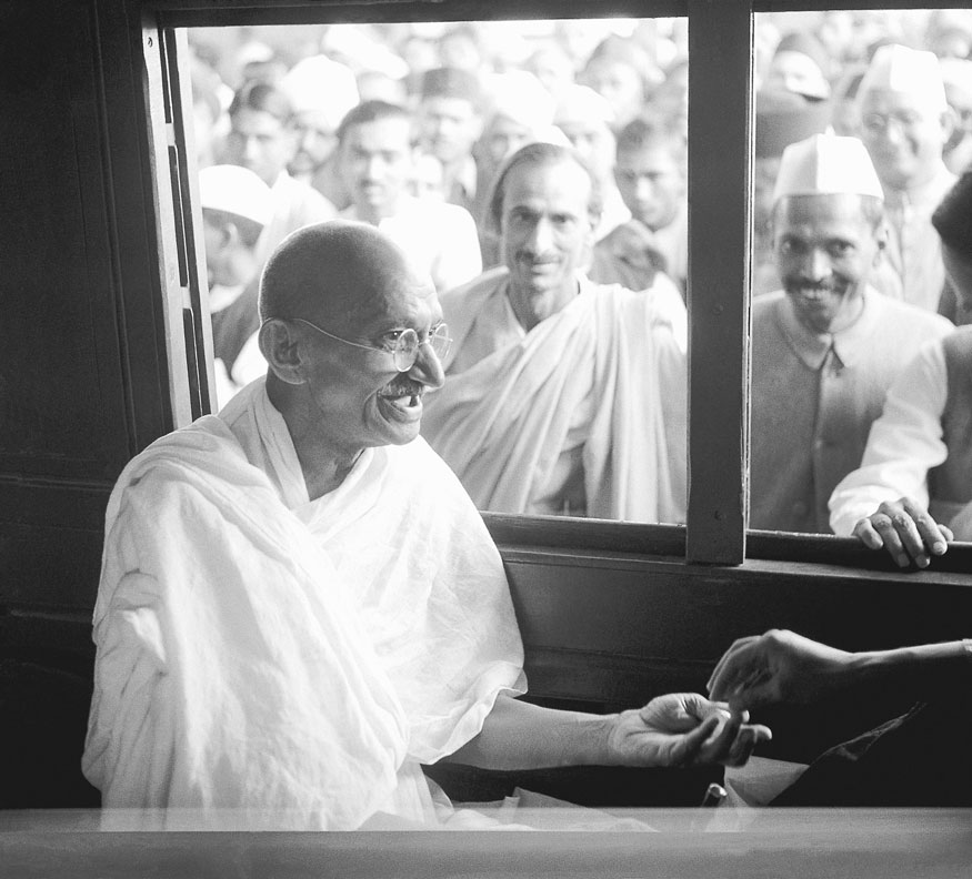  10 முதல் 15 லட்சம் கிடைக்குமென நினைத்திருந்த நிலையில், இரண்டரை கோடியைத் தாண்டி ஏலம் எடுக்கப்பட்டது. இதன் மூலம் இங்கிலாந்தின் ஏல வரலாற்றில் மற்ற சாதனைகளை காந்தியின் மூக்குக் கண்ணாடி முறியடித்துள்ளது. (படம்: Getty Images)