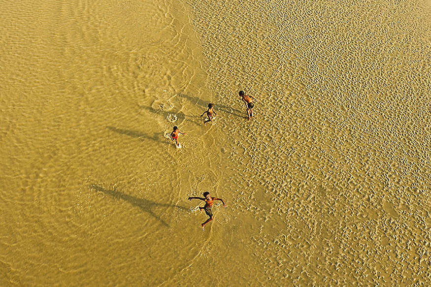  மேற்கு வங்காளத்தின் மாட்லா ஆற்றில் விளையாடும் குழந்தைகள் (Image: Aerizone/dronestagram)