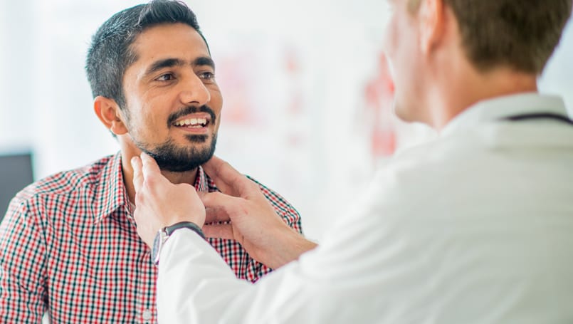  தைராய்டு என்றால் என்ன? : நம் தொண்டைப் பகுதியில் மூச்சுக் குழாய்க்கு முன்பாக, குரல்வளையைச் சுற்றி, இரு பக்கமும் படர்ந்து, ஒரு வண்ணத்துப்பூச்சி வடிவத்தில் அமைந்துள்ளது தைராய்டு சுரப்பி. உடலில் ஏற்படும் வளர்சிதைமாற்றப் பணிகளுக்குத் தேவையான முதன்மை நாளமில்லா சுரப்பி இது. இதன் எடை 12-லிருந்து 20 கிராம்வரை இருக்கும். சாதாரணமாகப் பார்க்கும்போது நம் கண்ணுக்கு இது தெரியாது.