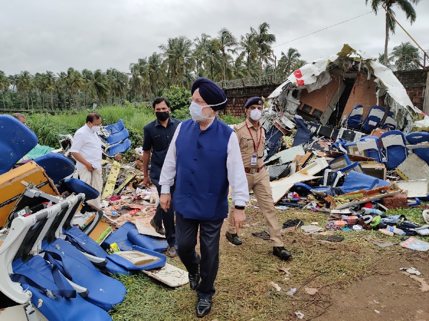  மேலும் விமானி கடைசி நேரத்தில் இயந்திரத்தை ஆஃப் செய்து விட்டார். அதுவே விமானம் தீப்பிடிக்காதற்கு காரணம் என்றும் இல்லையென்றால் பெரும் உயிர்சேதம் ஏற்பட்டிருக்கும் என்றும் தெரவித்துள்ளனர்.