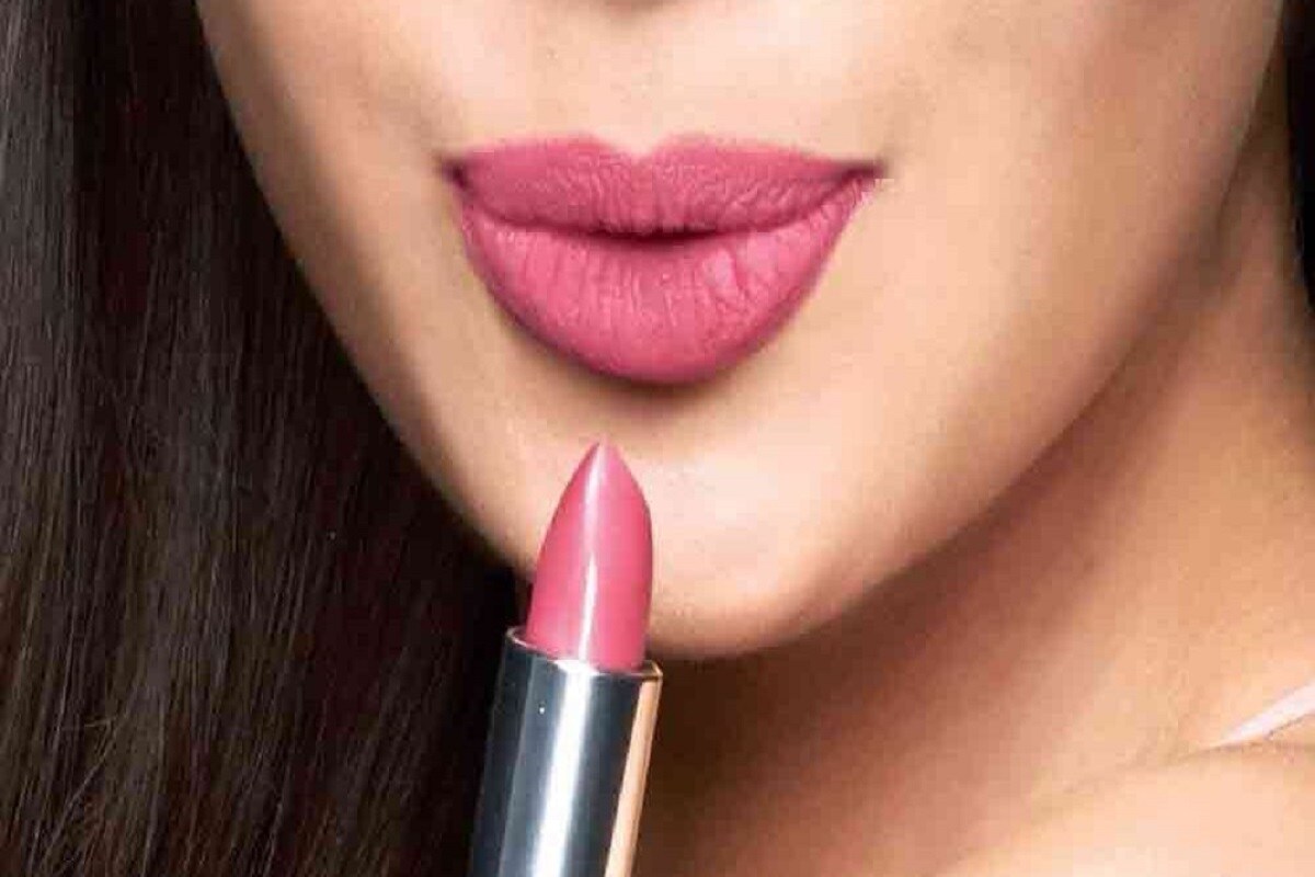 நீங்கள் லிப்ஸ்டிக் பயன்படுத்துவதில் அடிக்ட் எனில் நிச்சயம் லிப்ஸ்டிக்குகளை குவித்து வைத்திருப்பீர்கள். சில பயன்படுத்தாமலேயே குப்பைக்கு போகலாம். அதை வெறும் உதட்டிற்கு மட்டும் பயன்படுத்துவதை விட இப்படி பல வழிகளில் பயன்படுத்தலாம். அவை என்னென்ன பார்க்கலாம். நீங்கள் லிப்ஸ்டிக் பயன்படுத்துவதில் அடிக்ட் எனில் நிச்சயம் லிப்ஸ்டிக்குகளை குவித்து வைத்திருப்பீர்கள். சில பயன்படுத்தாமலேயே குப்பைக்கு போகலாம். அதை வெறும் உதட்டிற்கு மட்டும் பயன்படுத்துவதை விட இப்படி பல வழிகளில் பயன்படுத்தலாம். அவை என்னென்ன பார்க்கலாம்.
