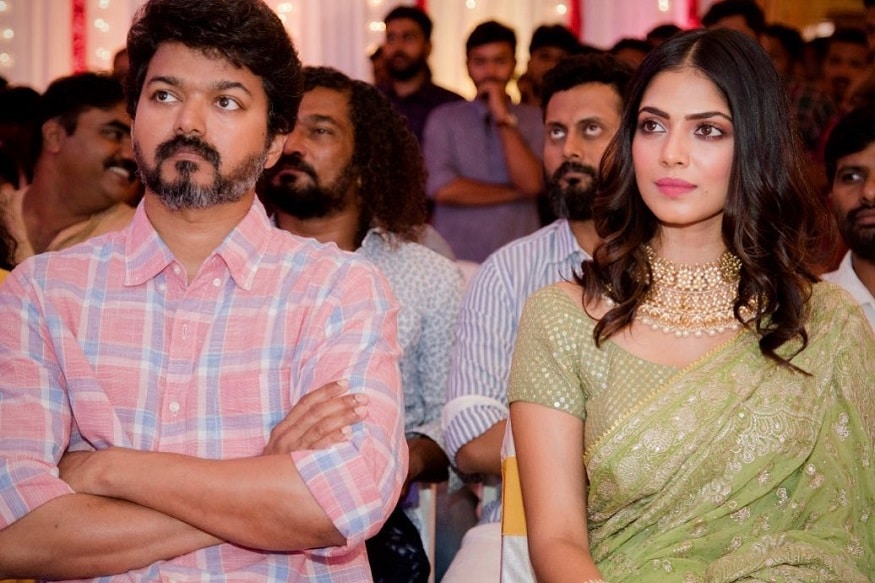 மாளவிகா மோகனனுக்காக உருவாக்கப்பட்ட பிறந்தநாள் காமென் டிபியை இயக்குநர் லோகேஷ் கனகராஜ் வெளியிட்டுள்ளார். மாளவிகா மோகனனுக்காக உருவாக்கப்பட்ட பிறந்தநாள் காமென் டிபியை இயக்குநர் லோகேஷ் கனகராஜ் வெளியிட்டுள்ளார்.
