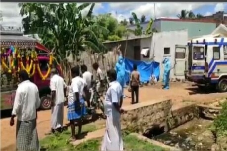 உயிரிழந்த தந்தைக்கு பாதுகாப்பு கவசம் அணிந்தபடி இறுதிச் சடங்கை நிறைவேற்றிய கொரோனா பாதித்த மகன் உயிரிழந்த தந்தைக்கு பாதுகாப்பு கவசம் அணிந்தபடி இறுதிச் சடங்கை நிறைவேற்றிய கொரோனா பாதித்த மகன்