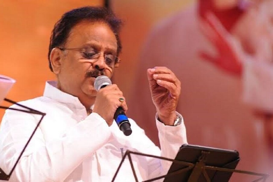  பிரபல பின்னணி பாடகர் எஸ்.பி.பி. கடந்த வெள்ளிக்கிழமை காலமானார். அவருக்கு வயது 74. அவரது மறைவுக்கு விஜய் உள்ளிட்ட திரைத்துறையினர் பலர் நேரில் வந்து அஞ்சலி செலுத்தினர்.