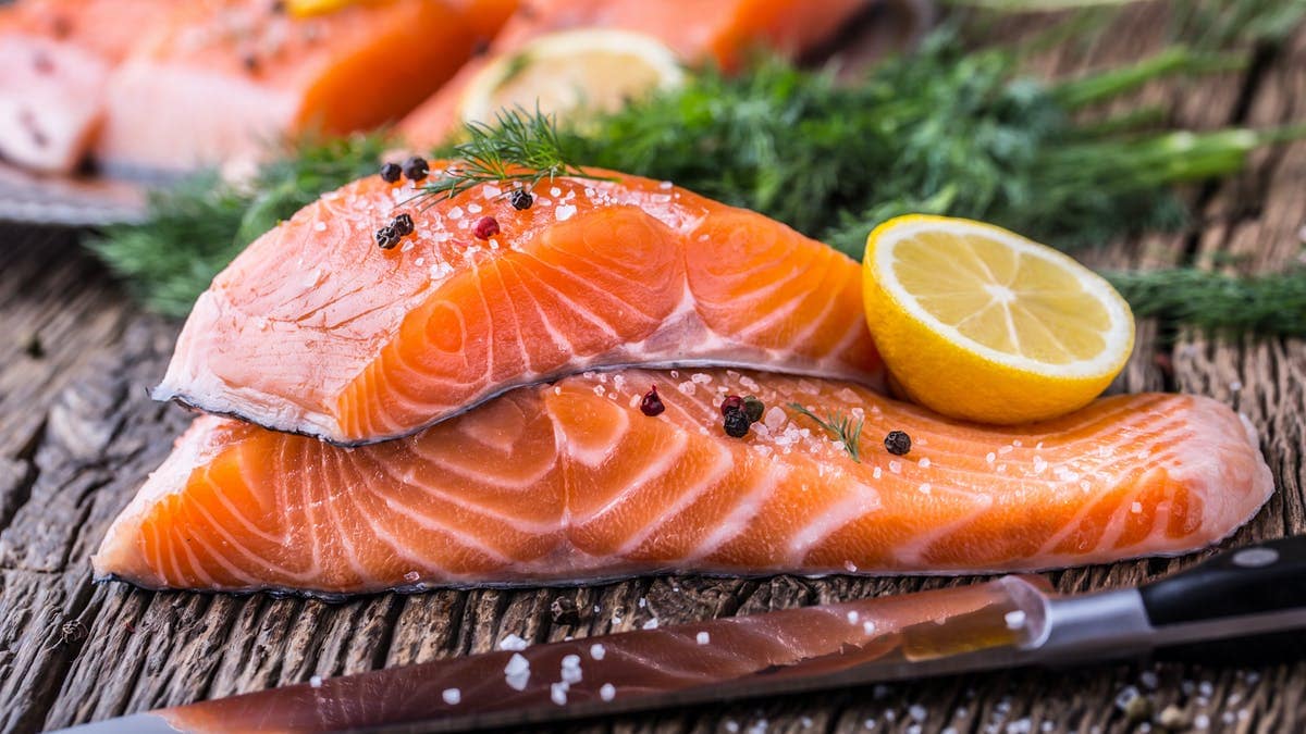 2. கொழுப்பு நிறைந்த மீன் (Fatty fish) : சால்மன், மத்தி மற்றும் கானாங்கெளுத்தி (salmon, sardines, and mackerel) போன்ற கொழுப்பு நிறைந்த மீன்களில் அதிக அளவு ஆரோக்கியமான ஒமேகா -3 கொழுப்பு அமிலங்கள் (Omega-3 fatty acids) உள்ளன. மேலும் இதயத்திற்கும் உடல் எடை இழப்புக்கும் இதிலுள்ள புரதம் நல்லது. இந்த மீன்களில் புரதமும் நிறைந்துள்ளது, அதனால் இது நீண்ட நேரம் பசி எடுக்காமல் உங்களை வைத்திருக்கிறது. மீன்களில் நல்ல கொலஸ்ட்ரால் அதிகம் இருப்பதால், மீன்களை அதிகம் உட்கொண்டால், கெட்ட கொலஸ்ட்ரால் உடலில் சேர்வதை தவிர்க்கலாம். ஆகவே மீன்களில் மேற்சொன்ன வகைகளுடன் டூனா போன்றவற்றை சாப்பிட்டு, கெட்ட கொலஸ்ட்ராலின் அளவை குறையுங்கள். 2. கொழுப்பு நிறைந்த மீன் (Fatty fish) : சால்மன், மத்தி மற்றும் கானாங்கெளுத்தி (salmon, sardines, and mackerel) போன்ற கொழுப்பு நிறைந்த மீன்களில் அதிக அளவு ஆரோக்கியமான ஒமேகா -3 கொழுப்பு அமிலங்கள் (Omega-3 fatty acids) உள்ளன. மேலும் இதயத்திற்கும் உடல் எடை இழப்புக்கும் இதிலுள்ள புரதம் நல்லது. இந்த மீன்களில் புரதமும் நிறைந்துள்ளது, அதனால் இது நீண்ட நேரம் பசி எடுக்காமல் உங்களை வைத்திருக்கிறது. மீன்களில் நல்ல கொலஸ்ட்ரால் அதிகம் இருப்பதால், மீன்களை அதிகம் உட்கொண்டால், கெட்ட கொலஸ்ட்ரால் உடலில் சேர்வதை தவிர்க்கலாம். ஆகவே மீன்களில் மேற்சொன்ன வகைகளுடன் டூனா போன்றவற்றை சாப்பிட்டு, கெட்ட கொலஸ்ட்ராலின் அளவை குறையுங்கள்.