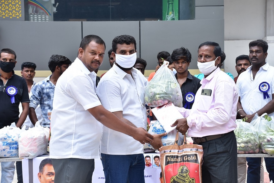 இந்நிலையில் விருத்தாசலத்தில் உள்ள அனைத்து திரையரங்க ஊழியர்கள் அனைவரின் குடும்பத்துக்கும் விருத்தாசலம் தளபதி மக்கள் இயக்கம் சார்பில் ஒரு மாதத்திற்கு தேவையான அரிசி, மளிகை பொருட்கள், காய்கறி, வேஷ்டி சேலை மற்றும் அவர்களுக்கு மதிய விருந்தும் வழங்கப்பட்டது. இந்நிலையில் விருத்தாசலத்தில் உள்ள அனைத்து திரையரங்க ஊழியர்கள் அனைவரின் குடும்பத்துக்கும் விருத்தாசலம் தளபதி மக்கள் இயக்கம் சார்பில் ஒரு மாதத்திற்கு தேவையான அரிசி, மளிகை பொருட்கள், காய்கறி, வேஷ்டி சேலை மற்றும் அவர்களுக்கு மதிய விருந்தும் வழங்கப்பட்டது.