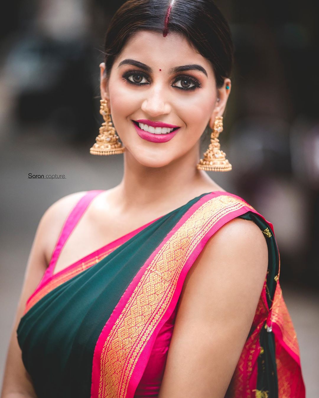 சமீபத்தில் தலையில் பொட்டு வைத்து புடவை கட்டி யாஷிகா ஆனந்த் வெளியிட்ட புகைப்படத்தைப் பார்த்த ரசிகர்கள் அவருக்கு திருமணம் முடிந்துவிட்டதாக எண்ணி வாழ்த்து தெரிவித்தார்கள். (Photos : Instagram @yashikaaannand) சமீபத்தில் தலையில் பொட்டு வைத்து புடவை கட்டி யாஷிகா ஆனந்த் வெளியிட்ட புகைப்படத்தைப் பார்த்த ரசிகர்கள் அவருக்கு திருமணம் முடிந்துவிட்டதாக எண்ணி வாழ்த்து தெரிவித்தார்கள். (Photos : Instagram @yashikaaannand)