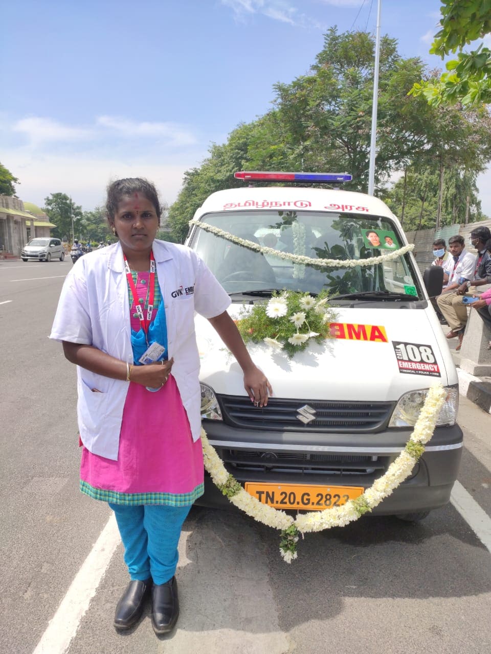 தமிழகத்தின் முதல் பெண் ஆம்புலன்ஸ் ஓட்டுநராக நியமிக்கப்பட்ட தேனியை சேர்ந்த  வீரலட்சுமி | In A First Tamil Nadu Woman Appointed As 108 Ambulance Driver  skv– News18 Tamil