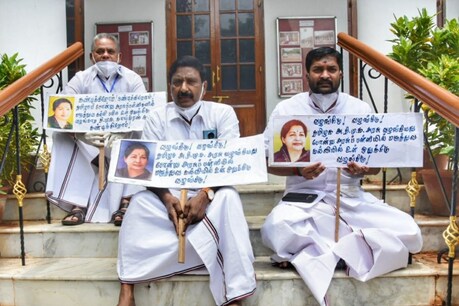புதுச்சேரி: மருத்துவக் கல்வியில் 7.5% உள்ஒதுக்கீடு வழங்கக்கோரி அதிமுக எம்.எல்.ஏ-க்கள் தர்ணா.. புதுச்சேரி: மருத்துவக் கல்வியில் 7.5% உள்ஒதுக்கீடு வழங்கக்கோரி அதிமுக எம்.எல்.ஏ-க்கள் தர்ணா..