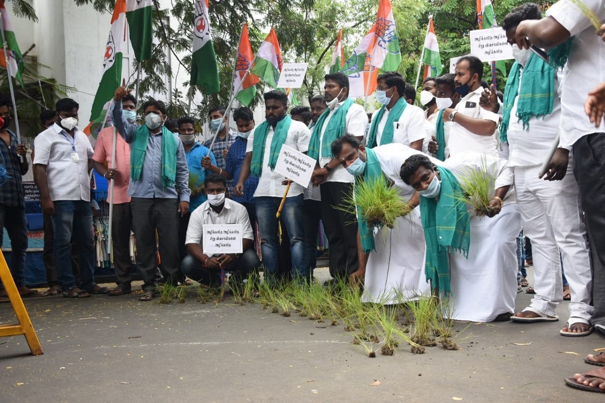 புதுவை இளைஞர் காங்கிரசார் நூதன ஆர்ப்பாட்டம்