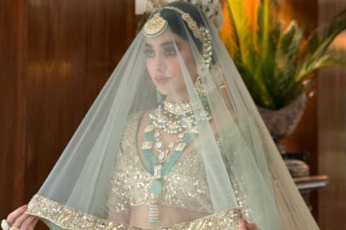 பிரபல நடிகையான ஸ்ரீதேவியின் மகள் ஜான்வி கபூர் இப்பொழுது பாலிவுடில் வெற்றிகரமான நடிகையாக வளர்ந்து வருகிறார். (Image: Viral Bhayani) பிரபல நடிகையான ஸ்ரீதேவியின் மகள் ஜான்வி கபூர் இப்பொழுது பாலிவுடில் வெற்றிகரமான நடிகையாக வளர்ந்து வருகிறார். (Image: Viral Bhayani)