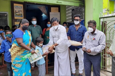 மாணவர்களுக்கு மதிய உணவுக்கு பதில் அரிசி, பணம் வழங்கிய கல்வி துறை மாணவர்களுக்கு மதிய உணவுக்கு பதில் அரிசி, பணம் வழங்கிய கல்வி துறை